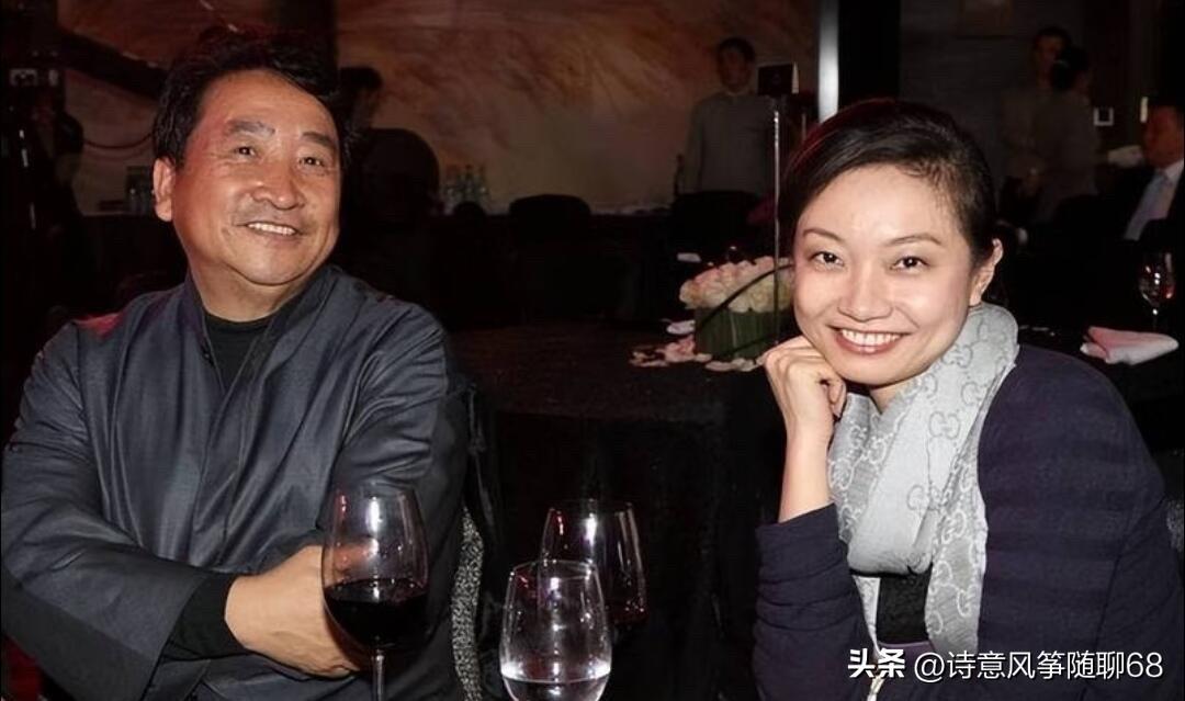 姜昆的女儿姜珊，跟漂亮不沾边，但她长相大气，笑容比较甜，比父亲长相好看。不过她现