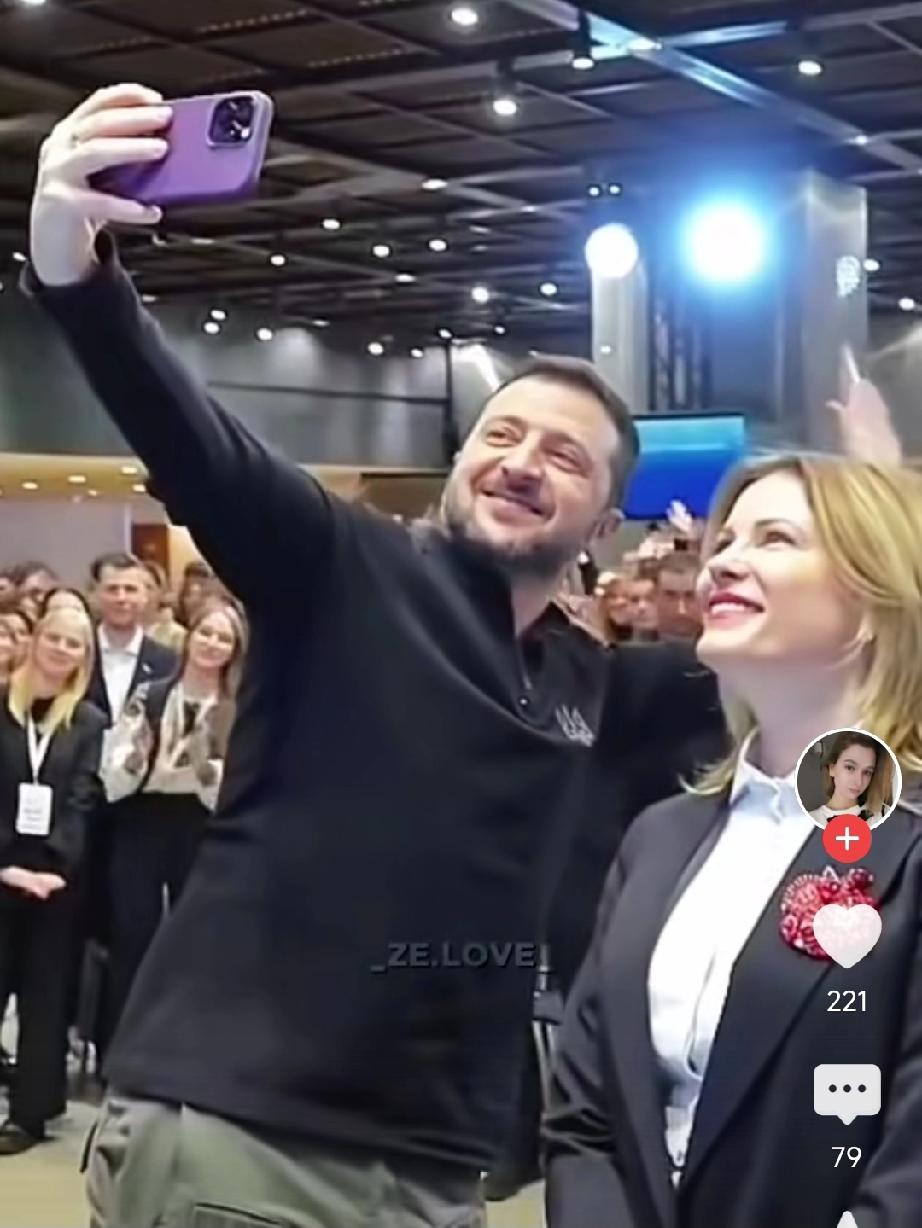 泽连斯基的高光时刻！看到了一个小视频，也不知道泽连斯基这是参加了一个什么活动，只