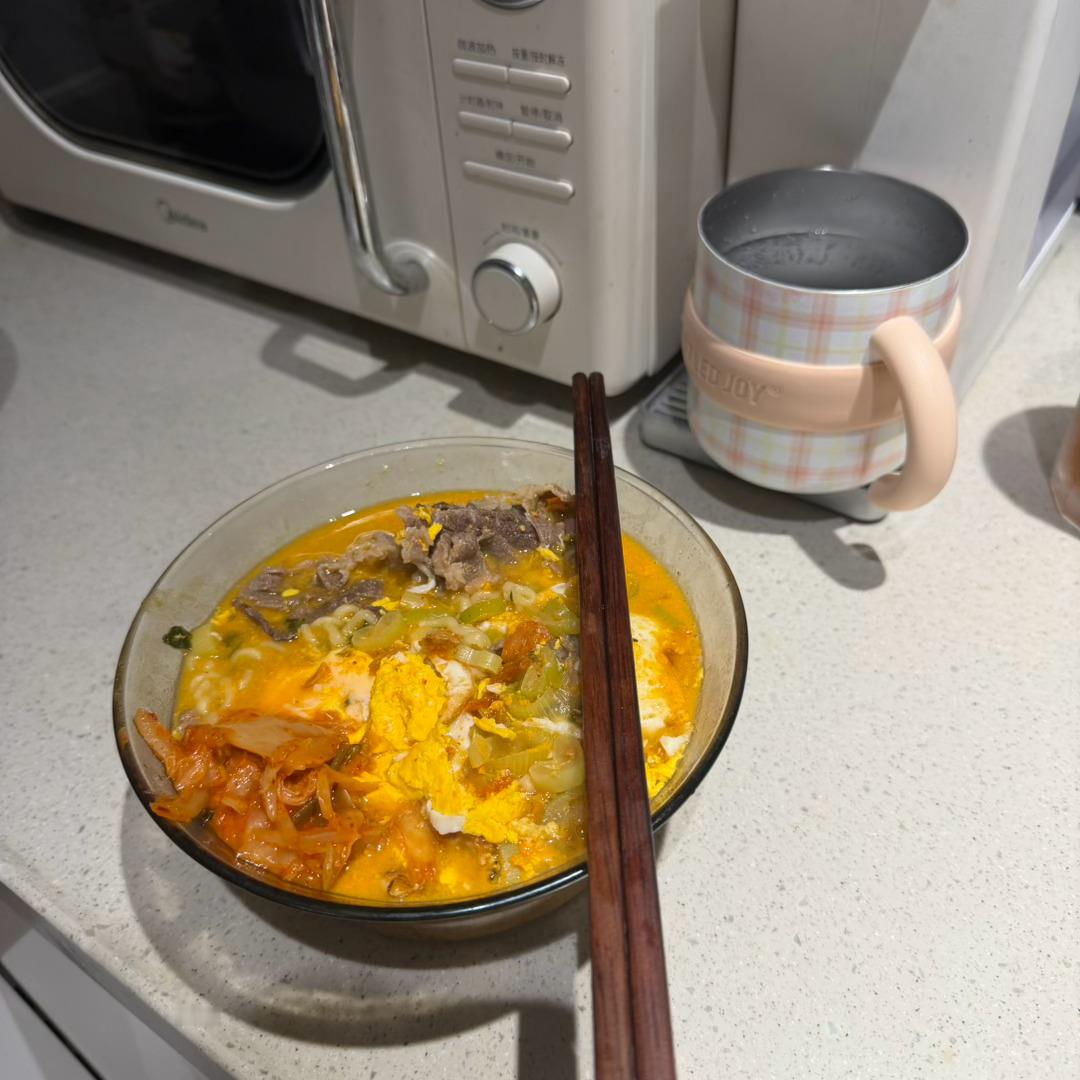 泡菜鸡蛋牛肉面 