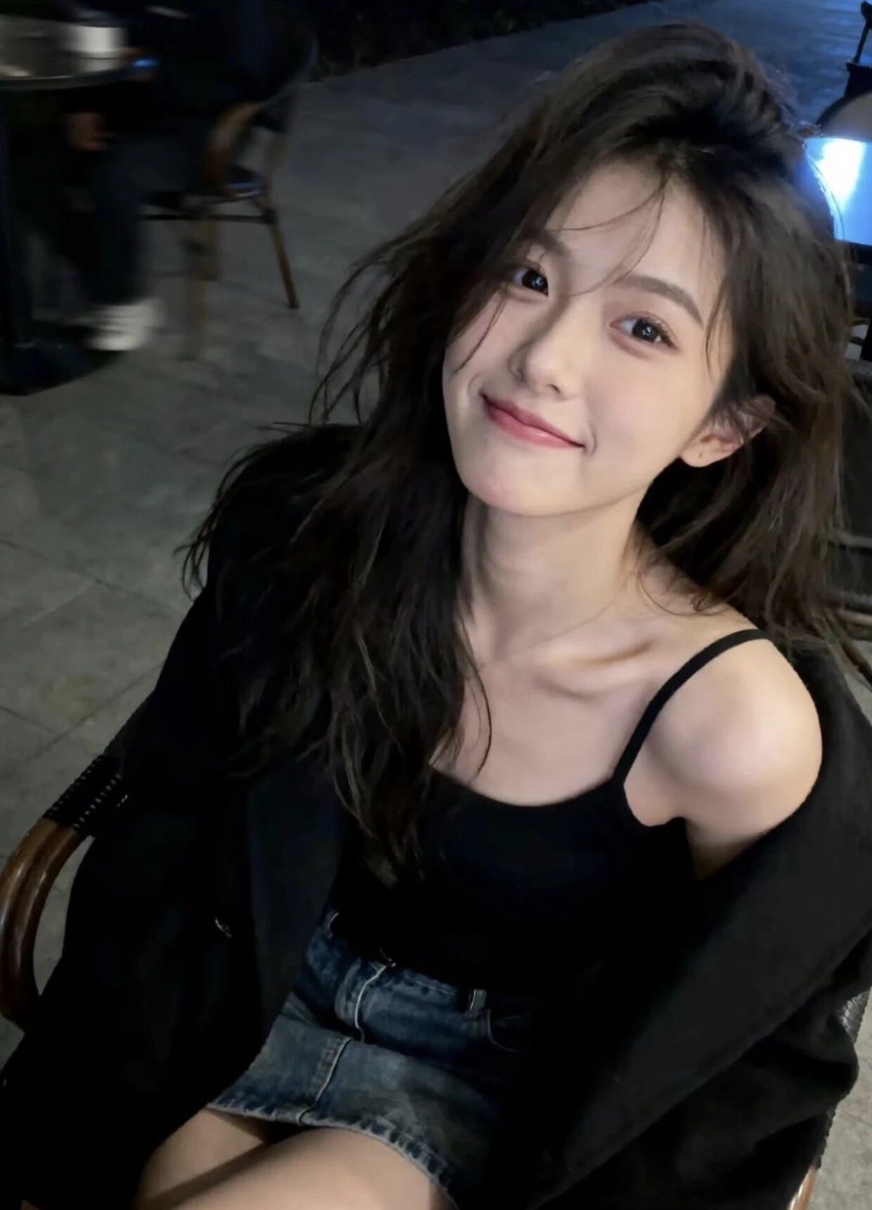 晚风、微醺和恰到好处的松弛感，夜晚的氛围感是乱蓬蓬的头发和不用刻意的笑给的✨