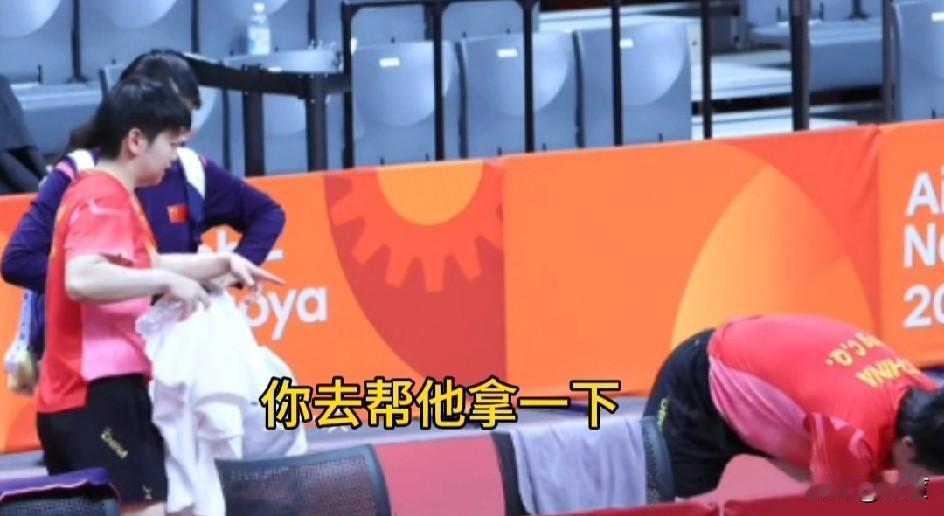 赛后莎莎连续三次示意任姐，原来为了大头！

莎莎和大头混双比赛结束，各自在场边收