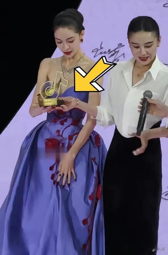 那短短几秒的尴尬，
真是隔着屏幕都让人
替她们俩脚趾抠地。

宋佳的手伸过去，第