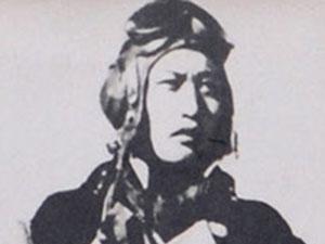 1951年，志愿军飞行员刘玉堤在返航途中，无意间发现，自己身下竟有一群黑压压的敌
