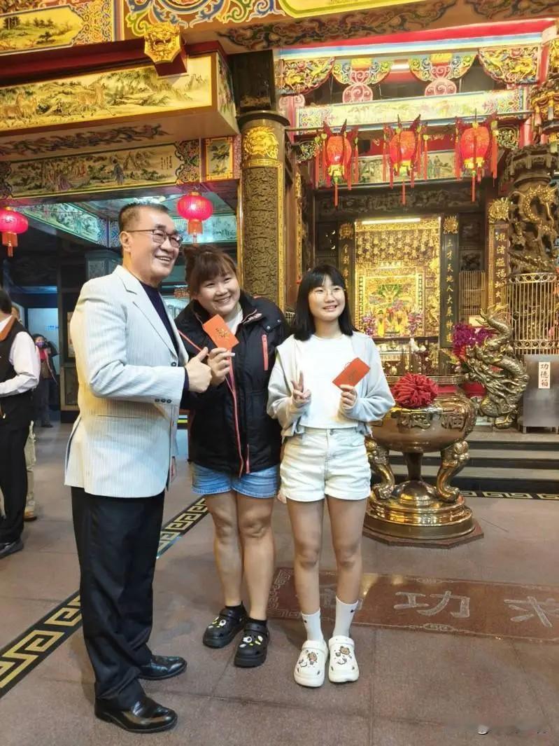 李四川年初一发红包 民众排队合照

台北市副市长李四川今天（17日）凌晨现身板桥