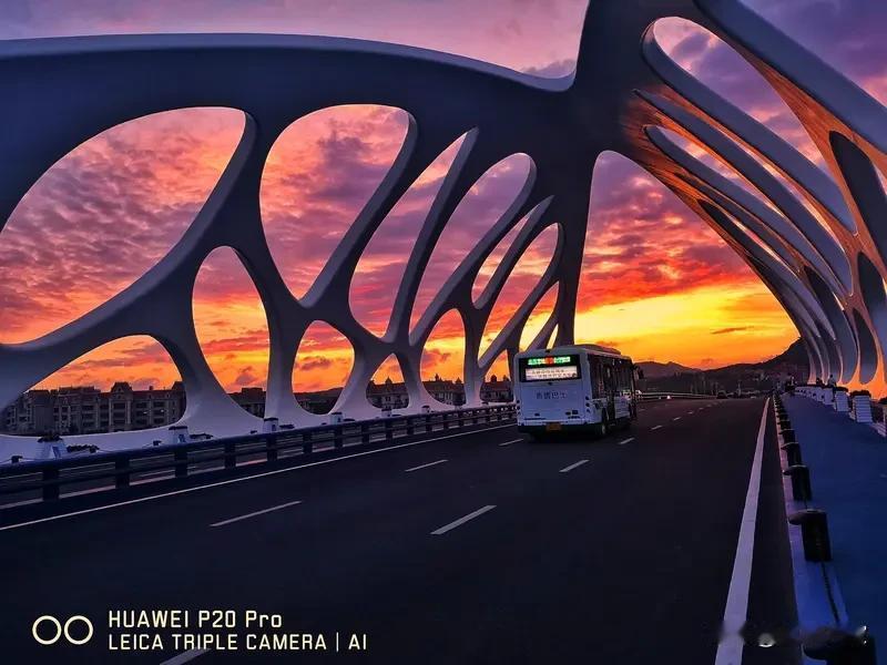 华为Mate80系列终于发布，没想到开场就有大悬念，线下发布会临时转线上，官方也