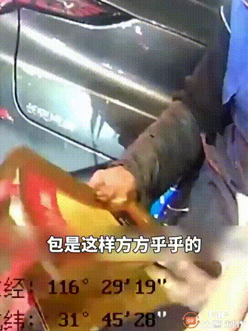 安徽一位拾荒老人在街头看见一个酒袋纸壳，于是就过去拾捡，想着踩扁以后，可以装进蛇