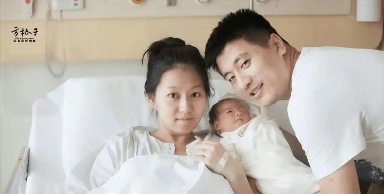 张雪峰说我老婆比我小7岁，结婚的时候去老丈人家，看到老婆小学毕业照，想到她小学毕