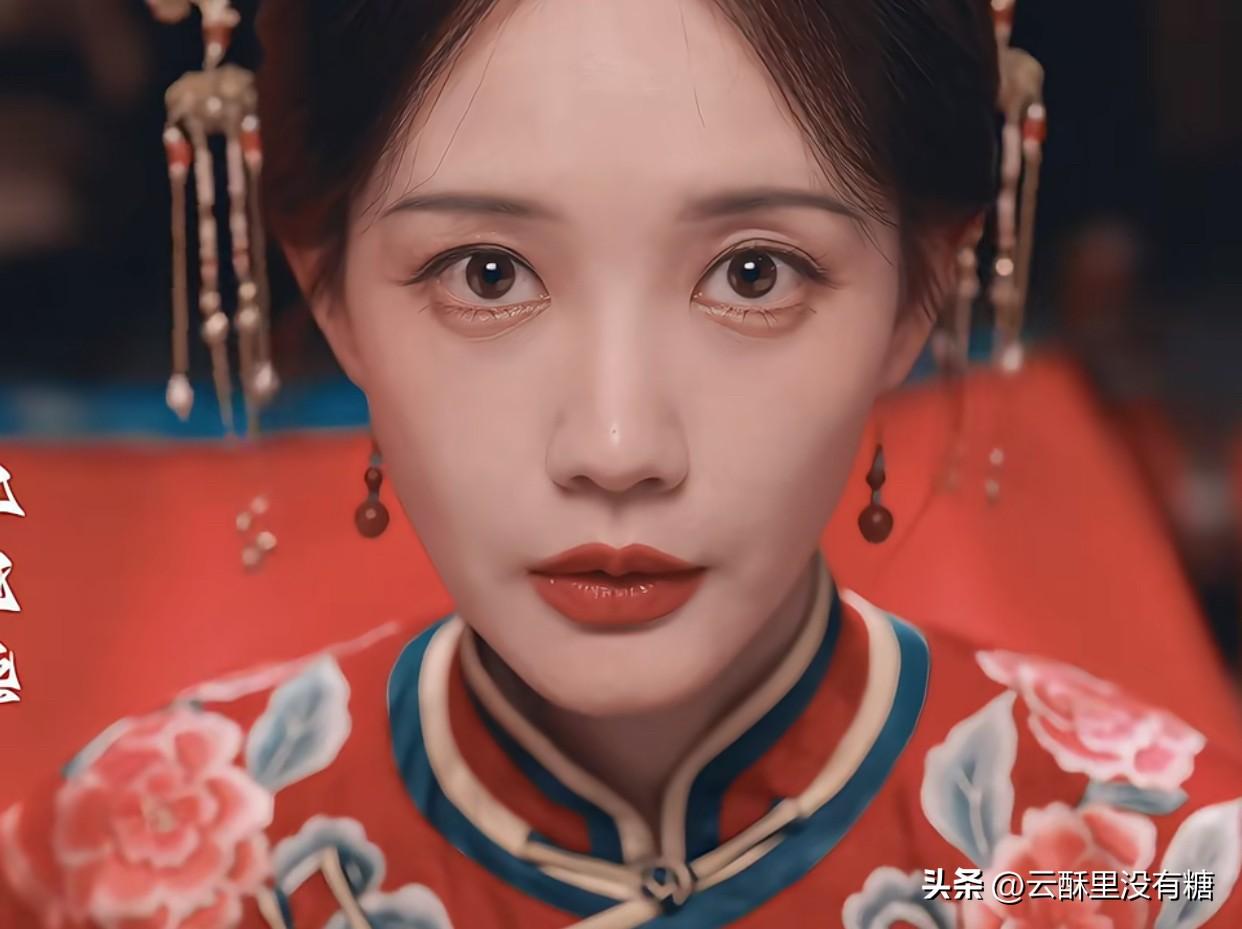 李一桐在《长风起》里有一场戏：穿着旗袍坐在梳妆台前，镜子里映出半张脸。

左边是