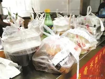现在的孩子基本上都不愿意在家里吃饭，觉得外面的饭好吃。家里用的是纯菜油，自己地里