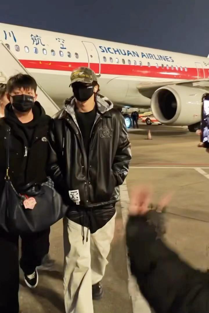 刘耀文回重庆录制综艺，私服穿搭好潮好帅，机场走路秒变秀场！cr：logo 刘耀文