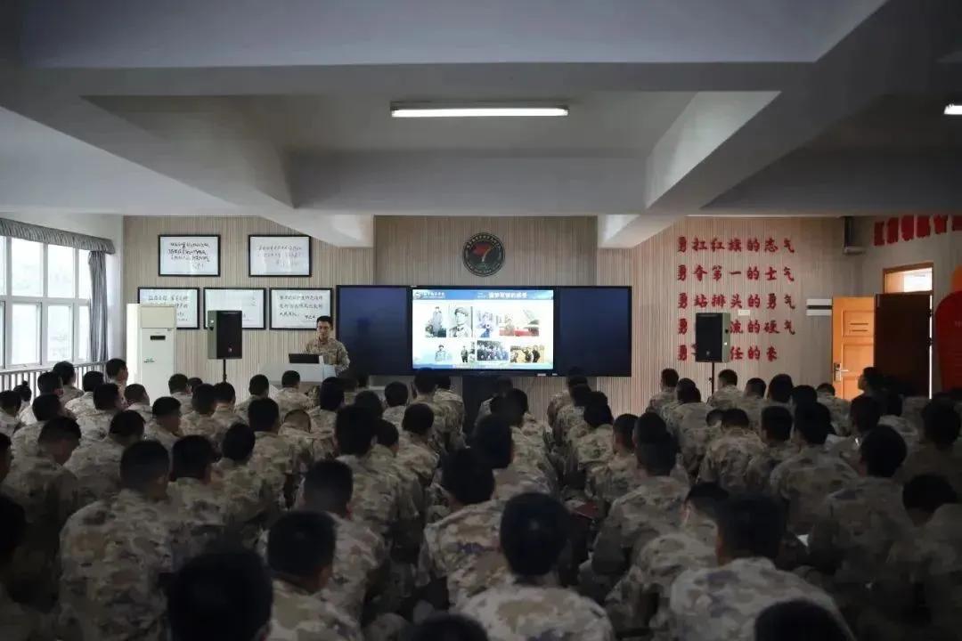 直招军官的岗前培训一般持续3-5个月，培训结束后需进行考核评估，确认合格后方可进