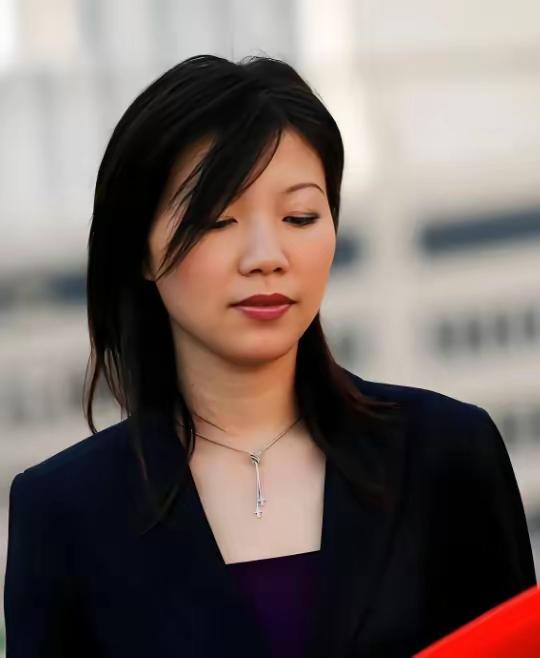 1995年，16岁流浪女孩被陌生人带回家当保姆，深得雇主一家的喜爱。谁料，2年后