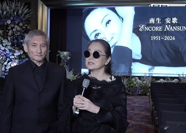 施南生的追思会上，

徐克做了两件事，真的让人没想到。

第一件，他竟然亲手为施
