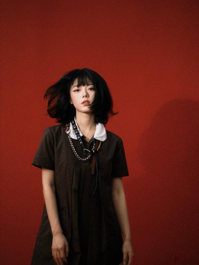 赵今麦miumiu短发红底大片赵今麦miumiu短发红底大片，这个造型好美丽，m