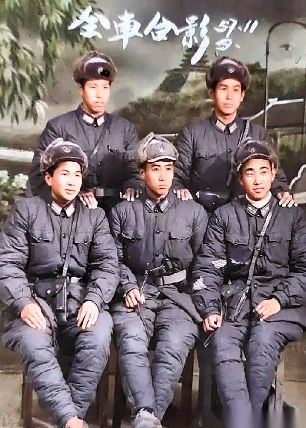 你以为他们只是个牌面上不大的“基层军官”？
我跟你讲，那会儿的一个排长，一个连长