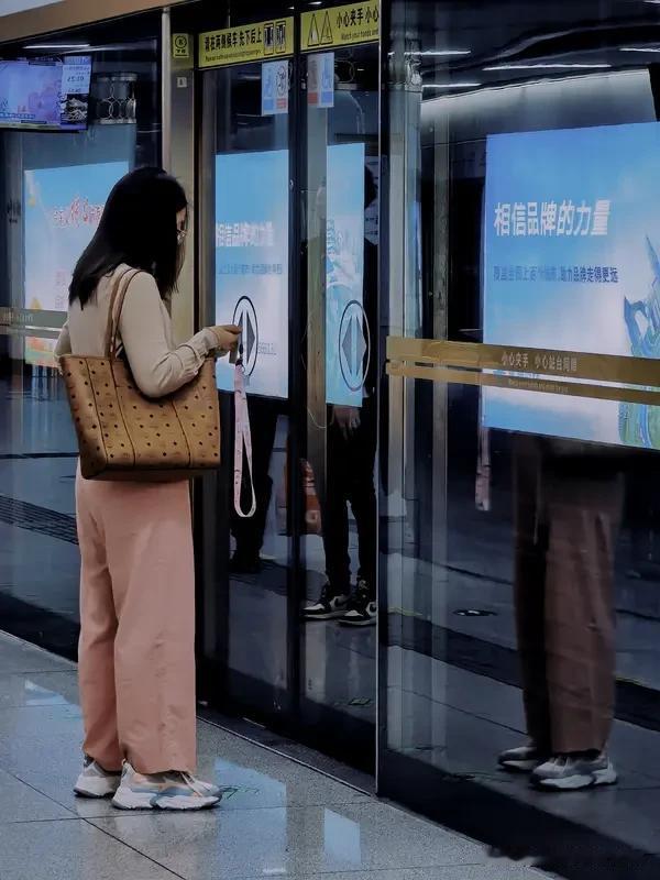 婚姻的意义，包容和依赖都不可或缺。
依赖是婚姻里的温暖港湾。当工作受挫、心情低落