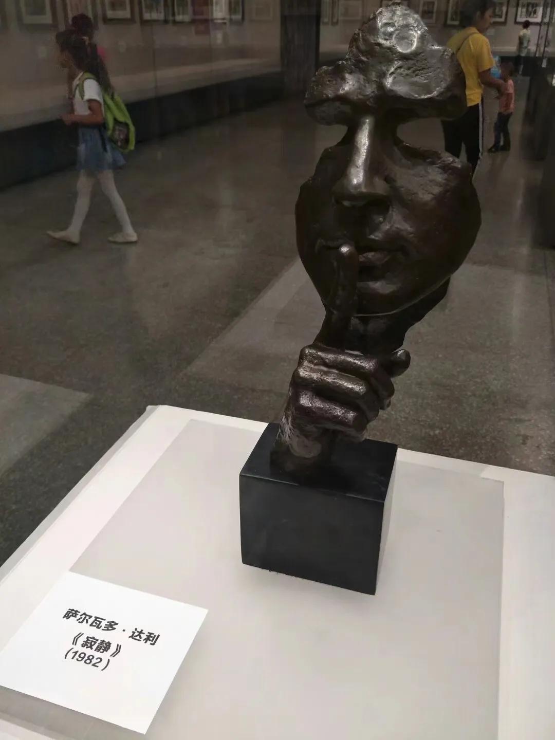 ◆橱窗

作者: 黄永强

玻璃那边的人，
摆着不变的姿势。
星期天下午，
阳光