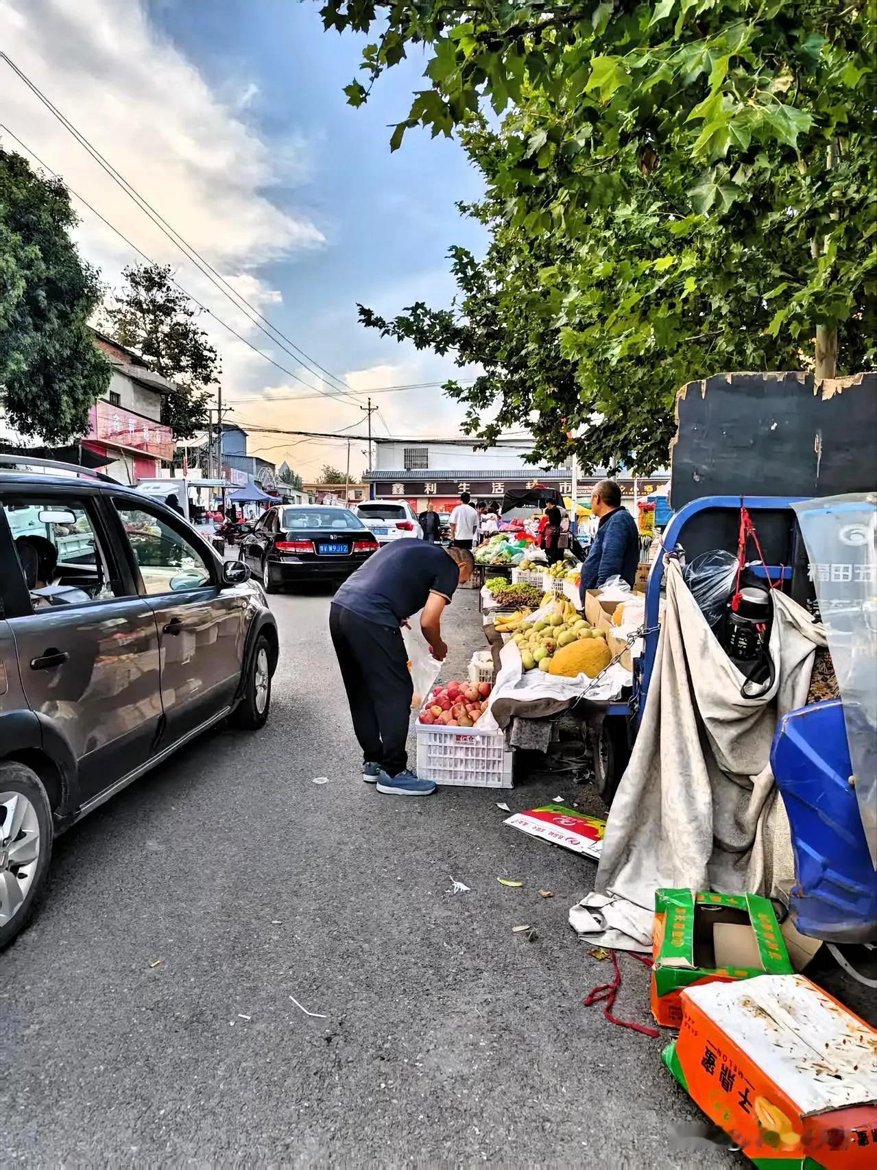在我老家的街道上
 
    下午的风掠过街边的梧桐，在这个不起眼的街角，烟火气