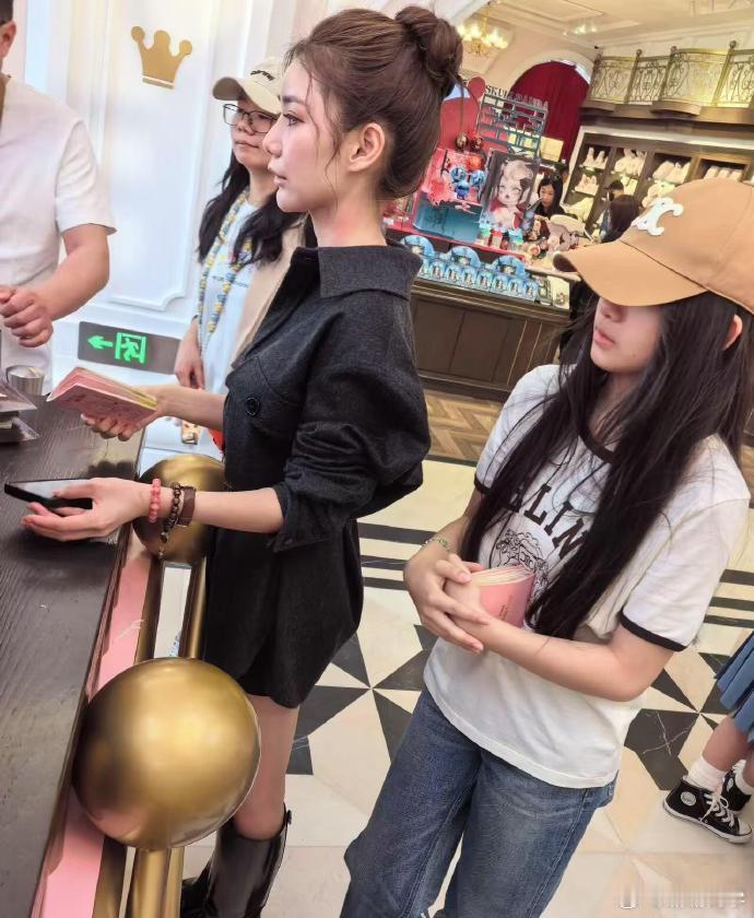 大S儿女回京，Mandy带小玥儿逛街，逛甜品店、泡泡玛特，相处氛围似不错。 ​​