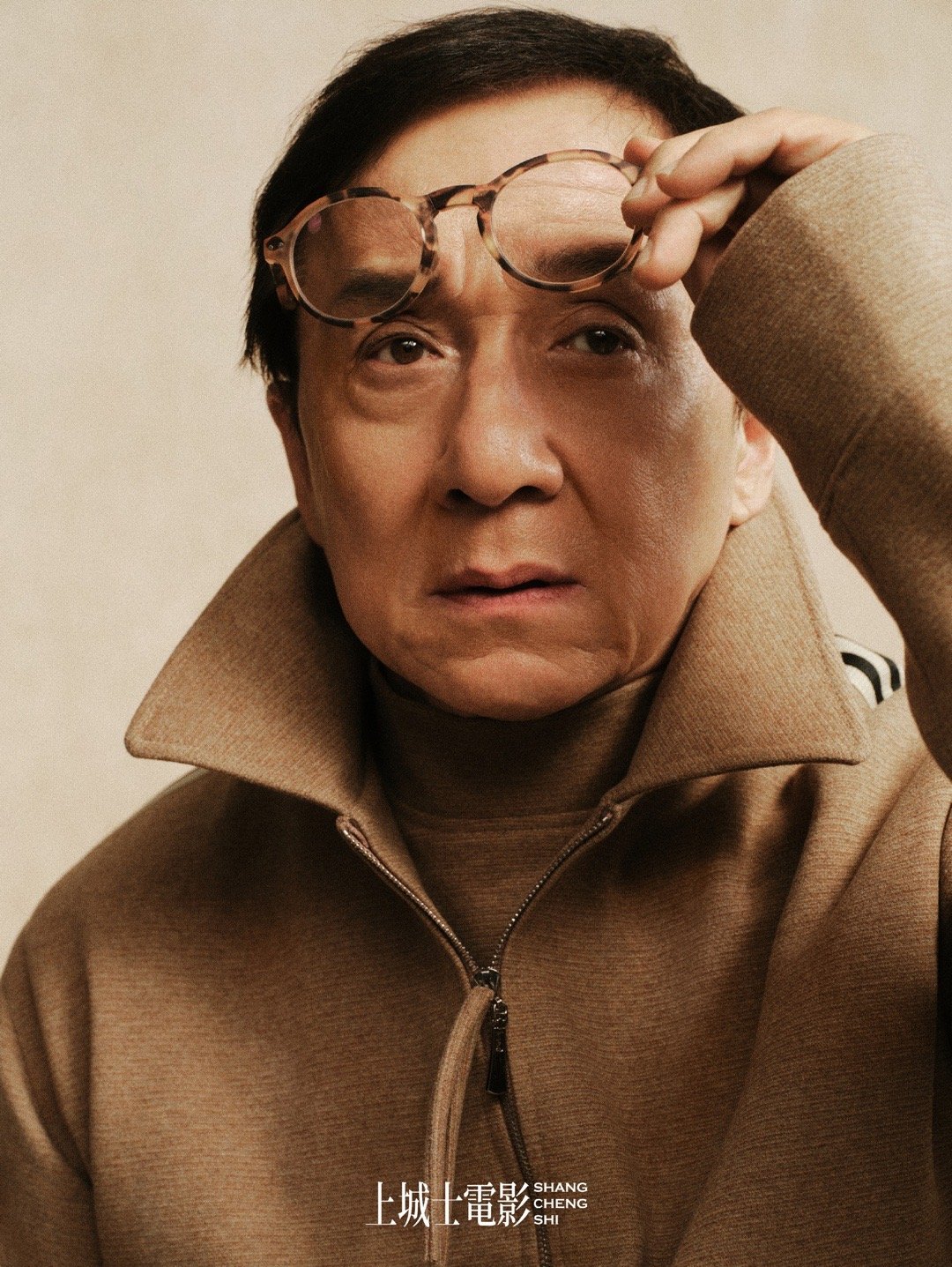 成龙本命年首个封面伤痕是勋章，岁月是加冕。成龙用半个世纪定义“演员”二字，如今在