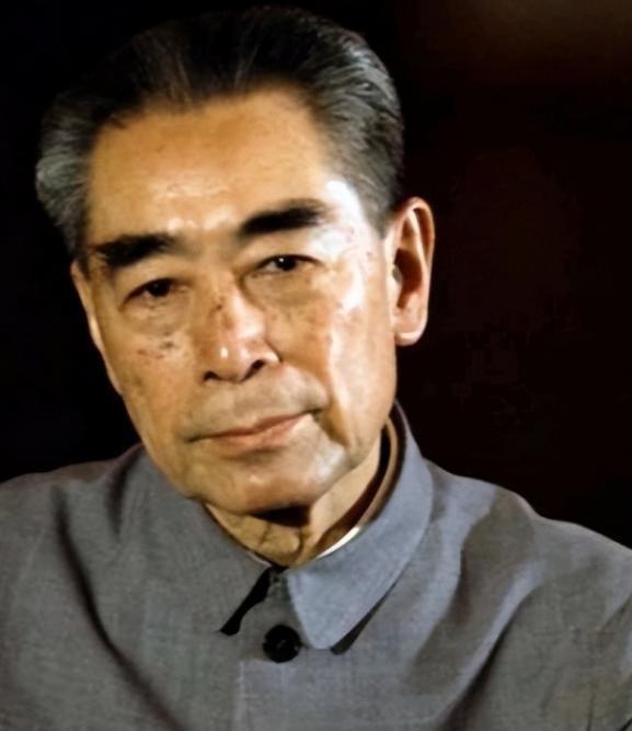 1976年，周总理逝世后，由韩宗琦负责为其穿寿衣，可当韩宗琦接过卫士们递过来的寿