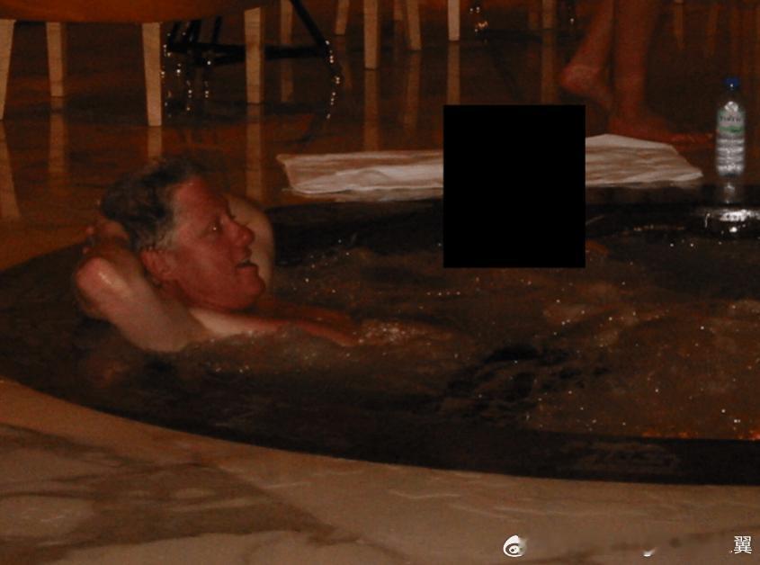 克林顿与2女子大尺度照片曝光 2025年12月19日（当地时间），美国司法部根据