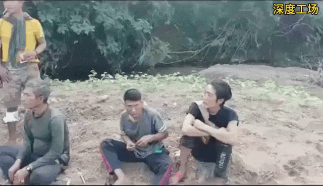 大批缅甸军警丢弃武器和军装，化装成平民逃跑。但是，怎么可能跑得了？这些缅族士兵一