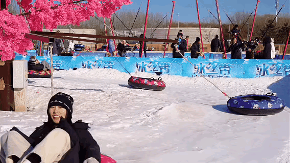 冰雪热潮，不再只是冬季的短暂奇观，而逐渐变成拉动经济增长的新引擎。这背后，隐藏着
