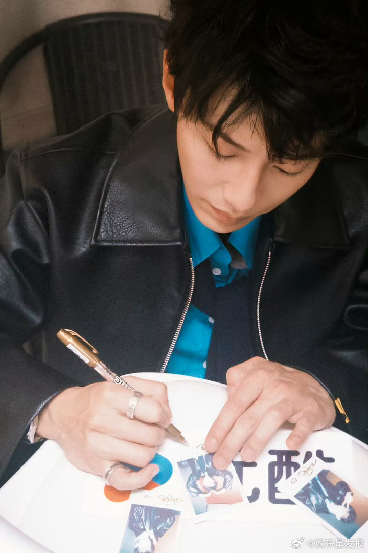 代旭幼儿园毕业了 代旭工作人员真的把他养得很好！每次看老代和工作室的互动都有一种