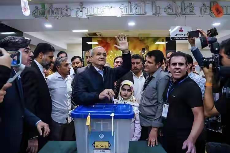 佩泽希齐扬是不是吉人自有天相？那么多伊朗领导人死了，他却毫发未损。