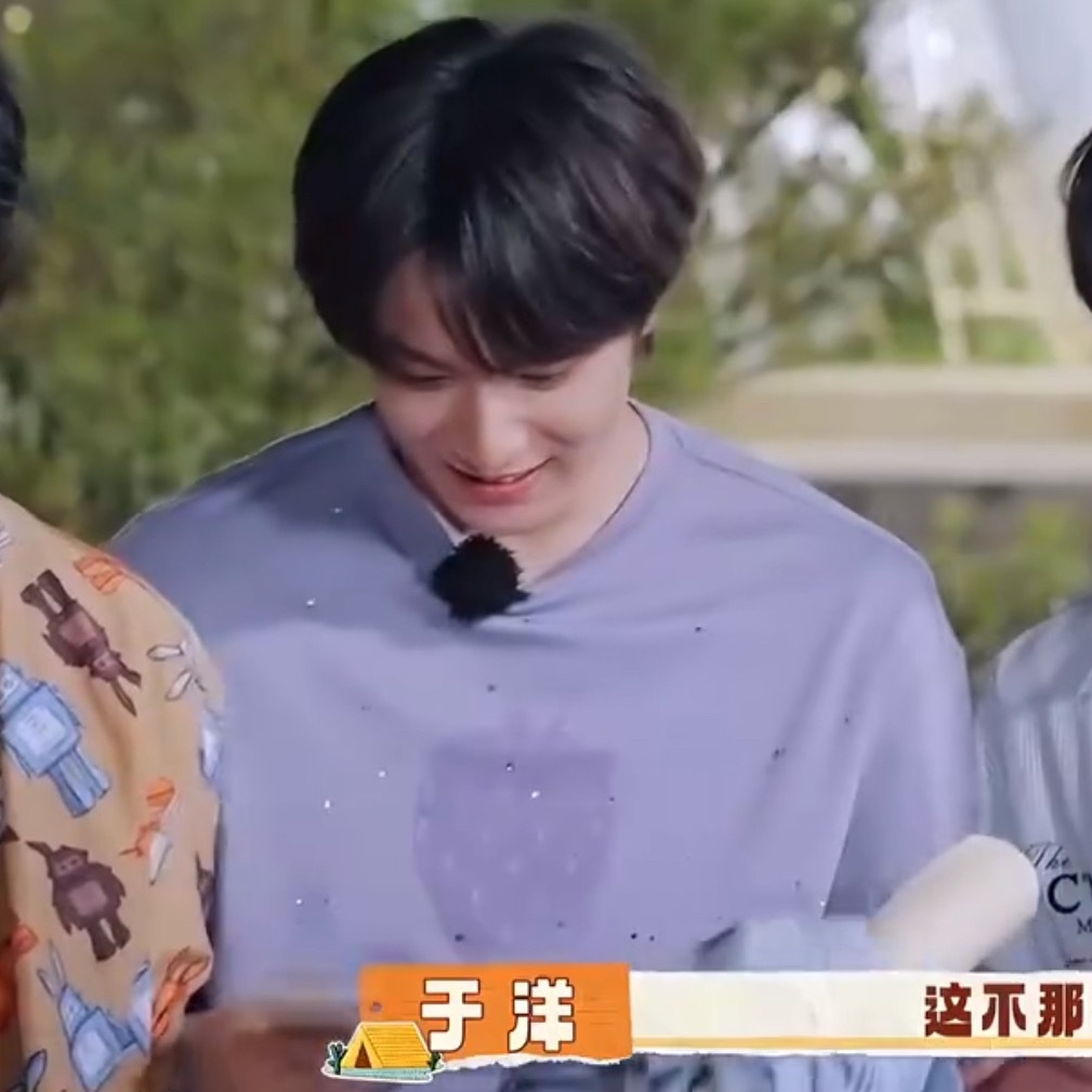 刘耀文看见土豆的产出高兴的不得了 是会给土豆定制周边 超爱豆豆 哪怕分离也要他在