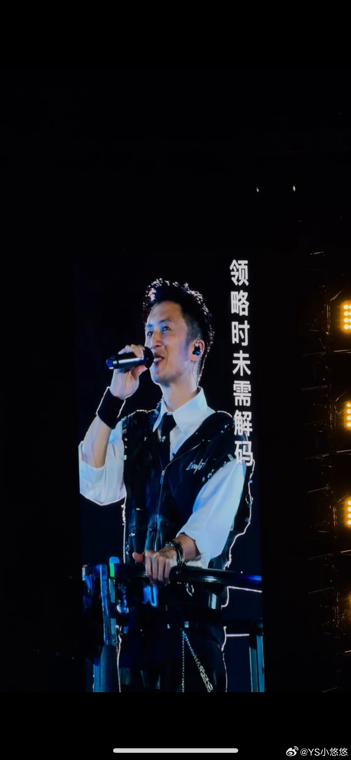 就这样在谢霆锋面前大亲特亲谢霆锋开演唱会兼职证婚人 羡慕现场所有人，在谢霆锋演唱