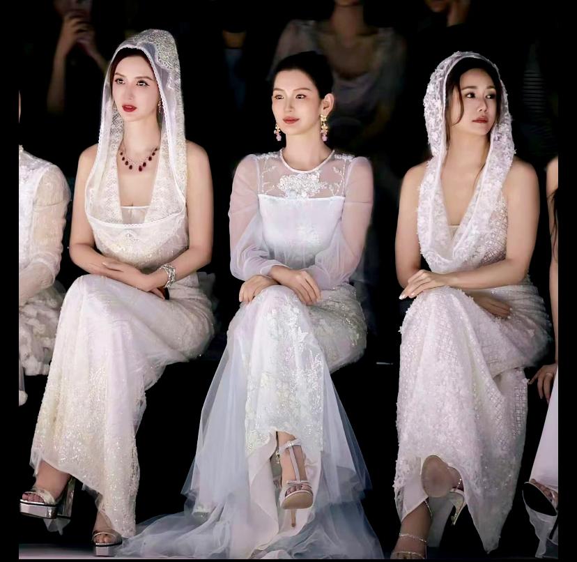 看刘芸和张萌同台走秀，感觉刘芸有点可怜
人家张萌选美出身，身材优势太大了，身高、