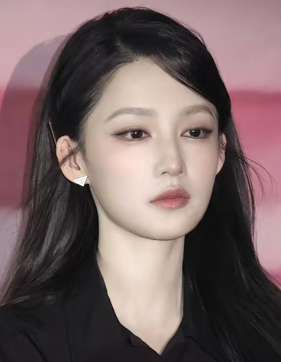 谁懂啊！李沁这个妆也太嫩了，状态直接回春，美得好绝！ 