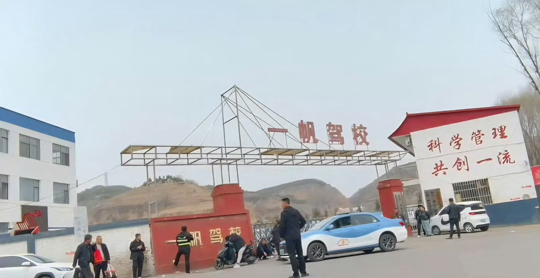 这下被查到也是活该，不认字都能拿到驾照，上路开车就是在害人，真该好好捋捋这批人的