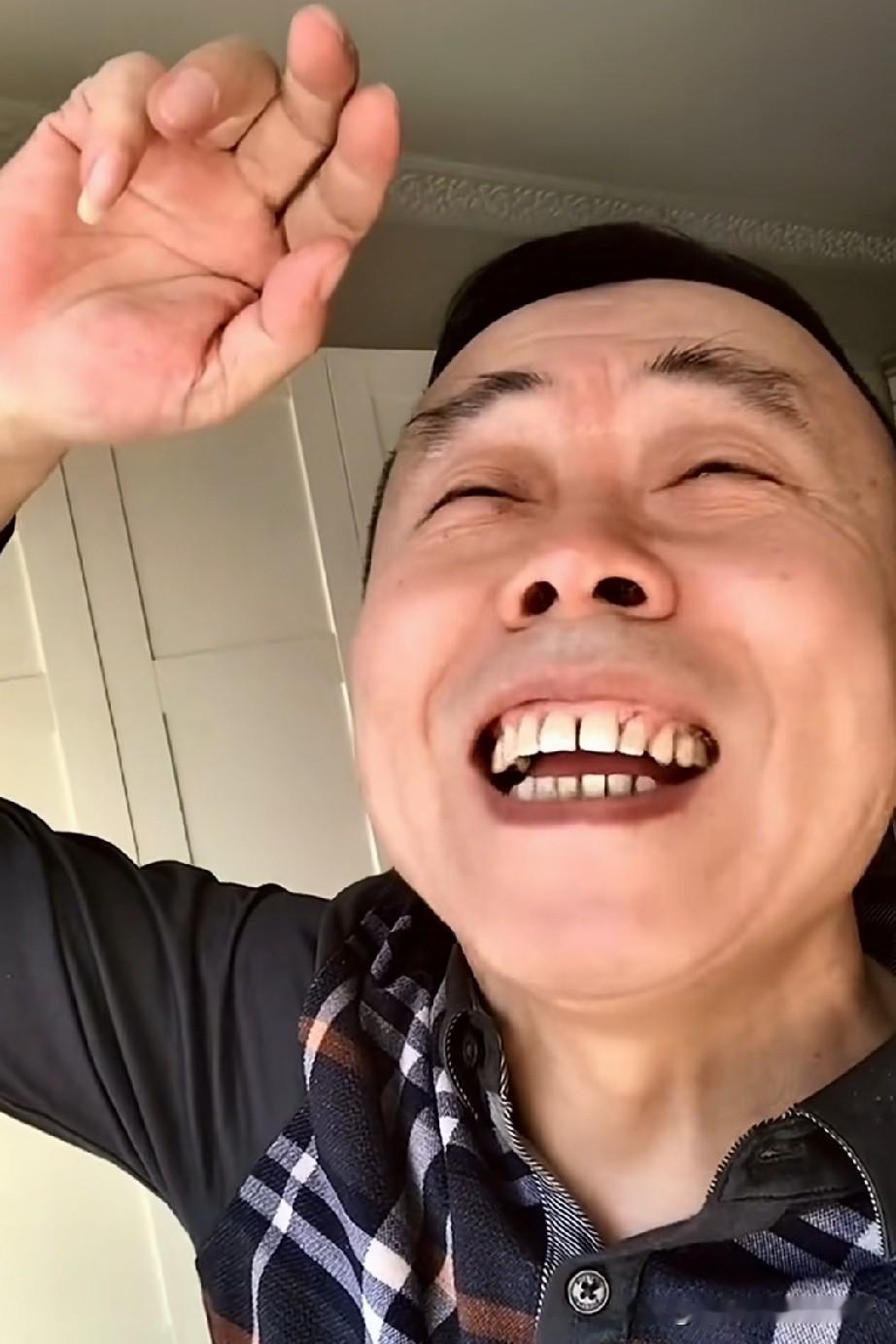 潘长江在自己的社交平台上发了一个小视频，这次的内容是唱歌的，歌词是:“天上飞的是
