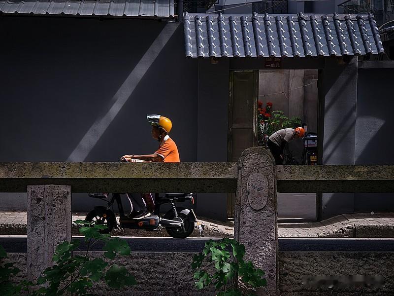 最近比较火的一段话：
“你混得再好，
再有本事，
只要我不求你办事，
在我眼里你
