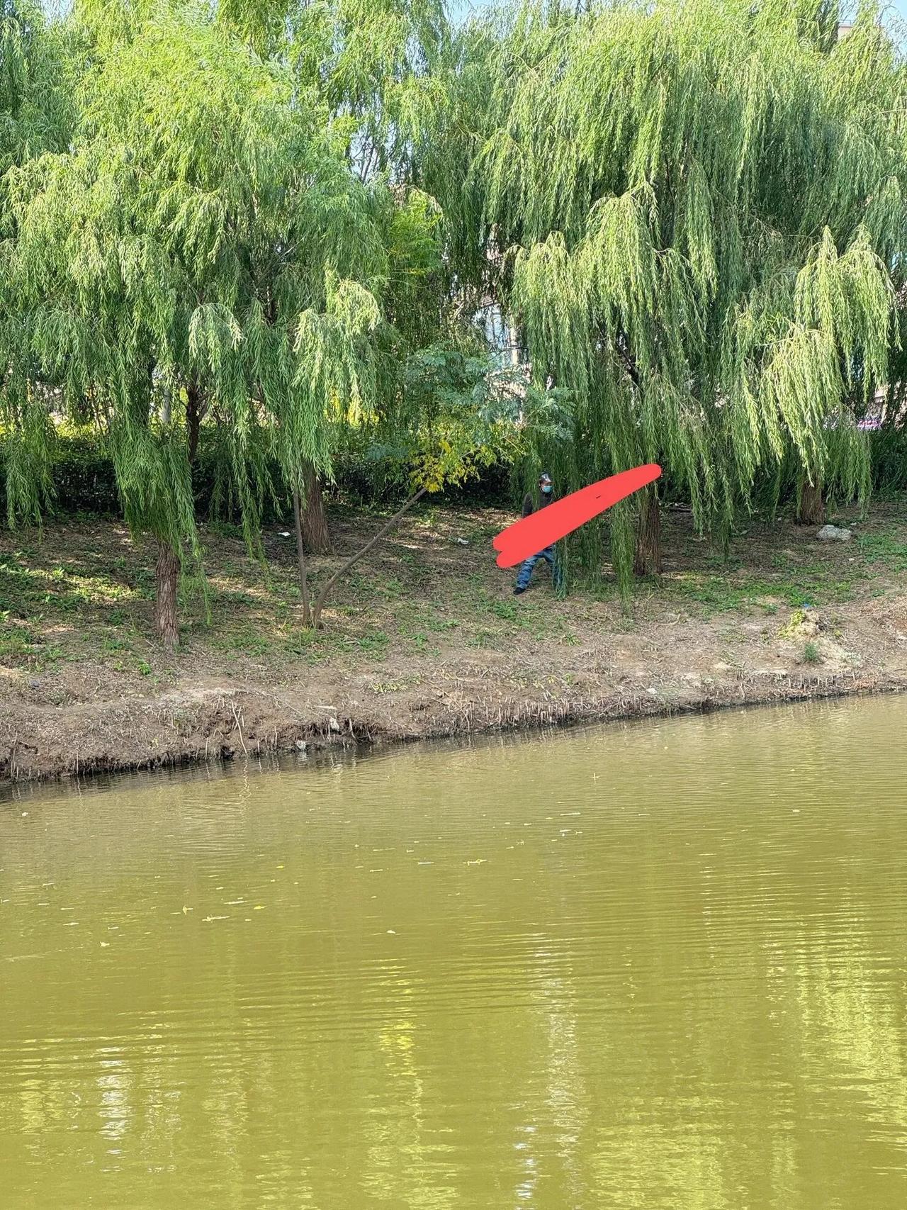 女生钓鱼遭变态中年男子耍流氓，江苏一女生和自己的朋友去公园钓鱼玩，过了一会儿，对