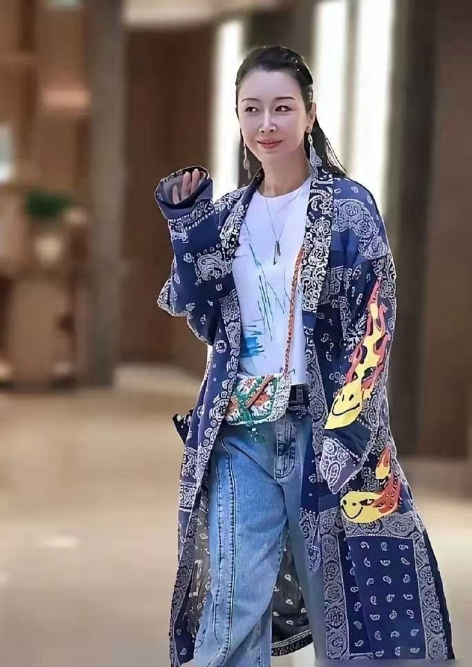 别再只盯着孙悦54岁的脸了，她家真正的钞能力 