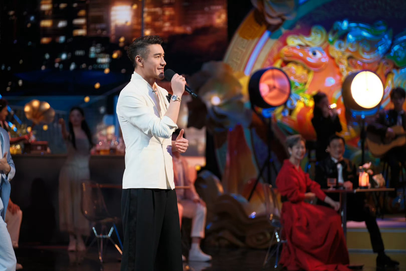 胡兵瞿颖叶童梁家辉北京春晚走秀 叶童梁家辉四十多年老友同框，眼神里的默契骗不了人