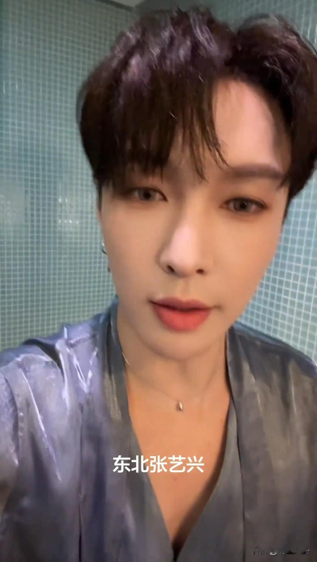 张艺兴睡衣版《大东北我的家乡》[赞][赞][赞]男生唱女调啊！怎么没人夸这高音啊