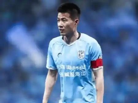 吕鹏：12年前的今天实德解散，总有一支球队保佑着这个城市大连英博冲超成功，赛后吕