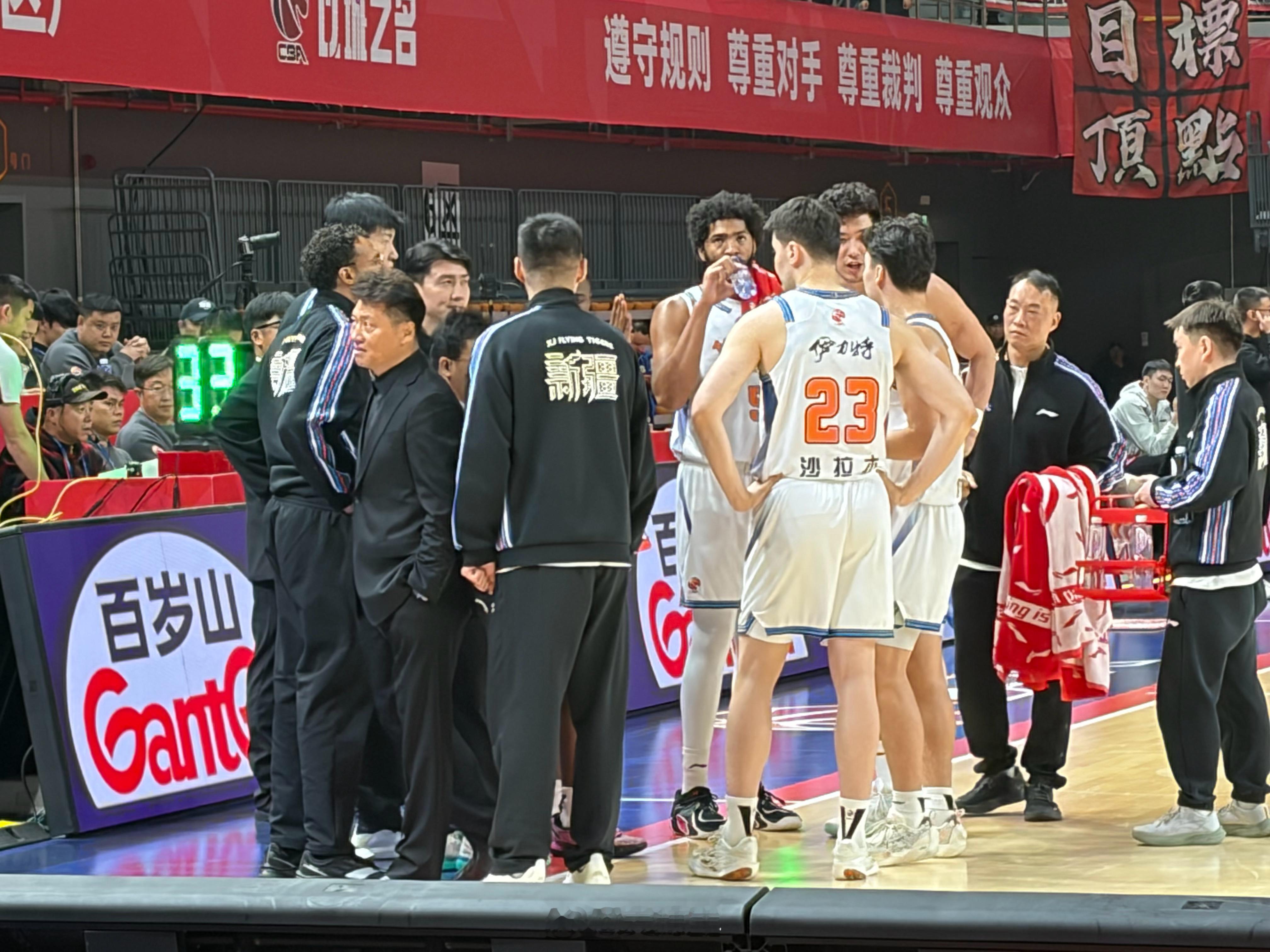 不容小视，新疆男篮已经追上来了！还是得从防守做起，稳住阵脚。龙狮男篮vs新疆男篮