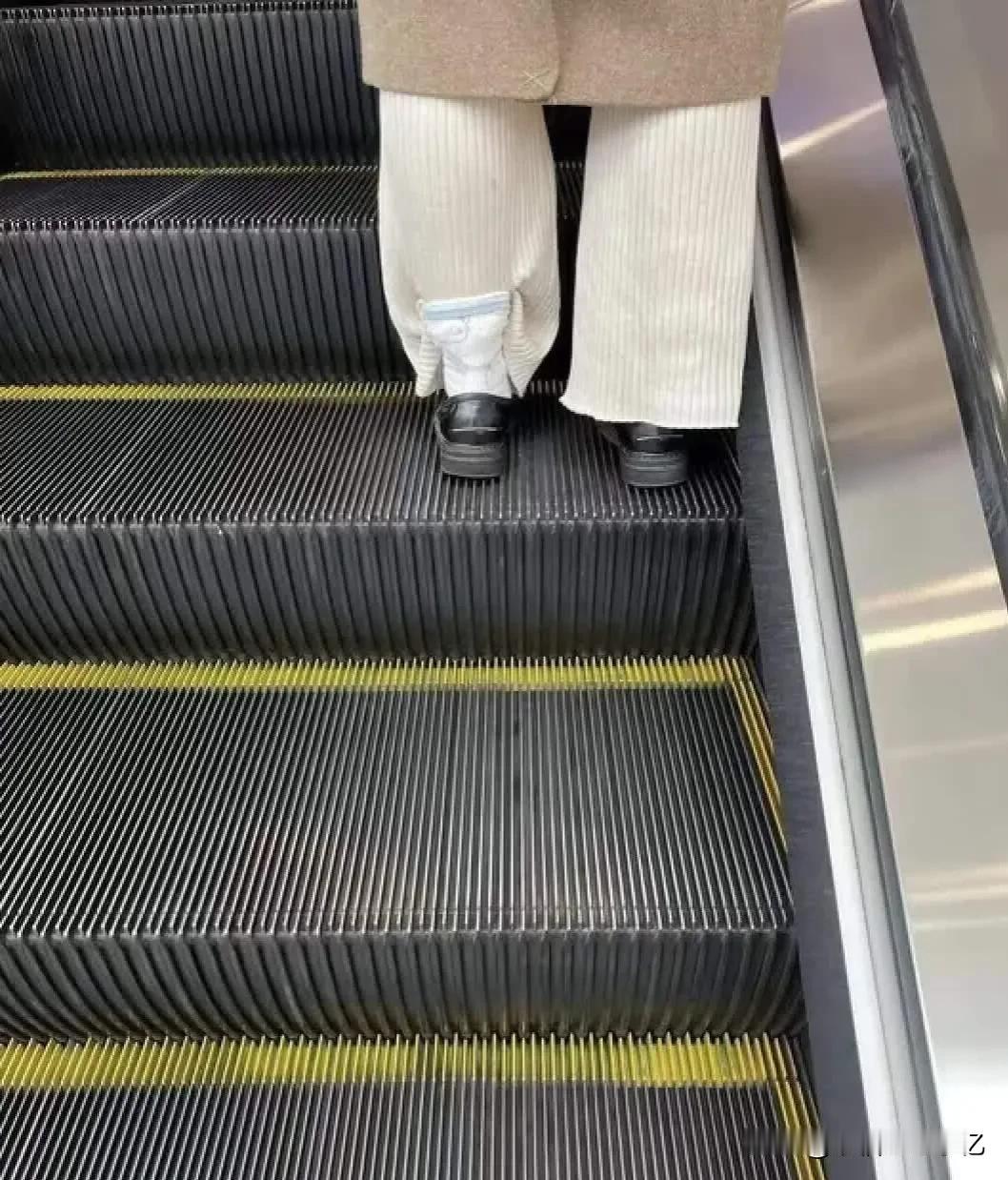 不认识，我要不要提醒她？