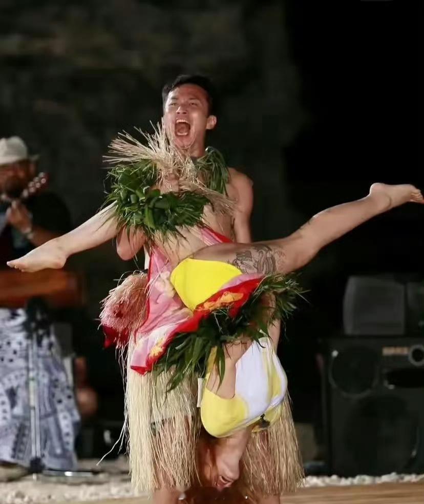 柳岩 腰间有好大一片纹身柳岩身上的纹身好漂亮，尤其是她腰间一点点小肉肉看起来好软
