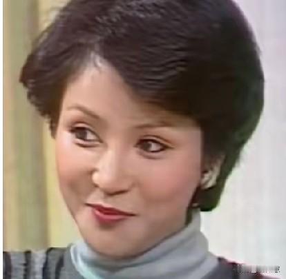 狄波拉和甄珍，都是谢贤生命里绕不开的女人，大家老拿她们作比较。
甄珍是当年的琼瑶