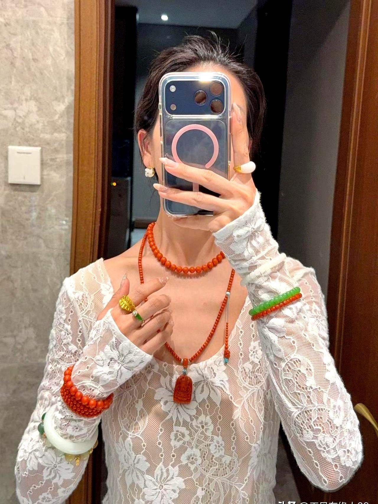 保山料断矿3年，锦红飙到8万/克
 
南红不是越红越值钱，得看肉满不满。我去年收