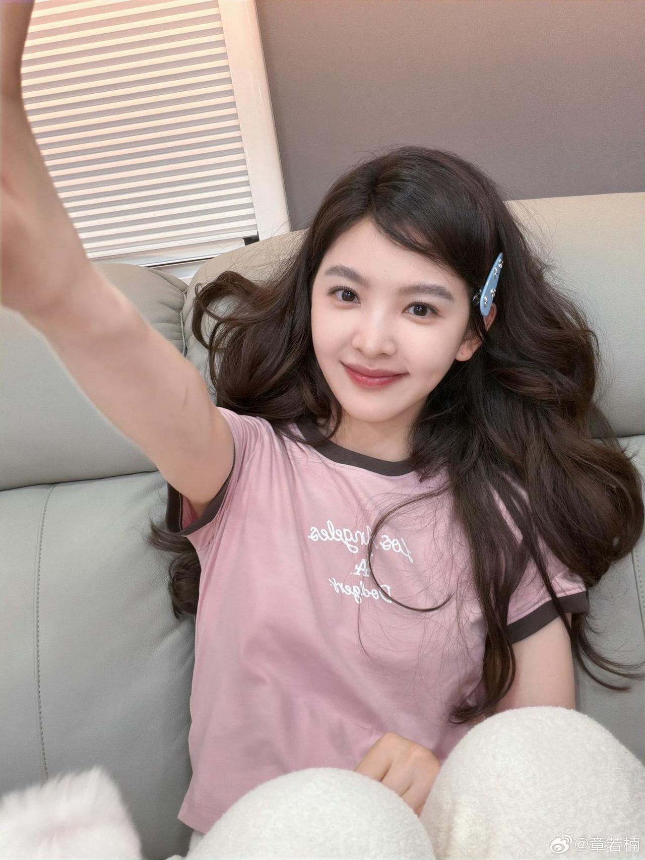 小楠太可愛了[飞吻] 
章若楠