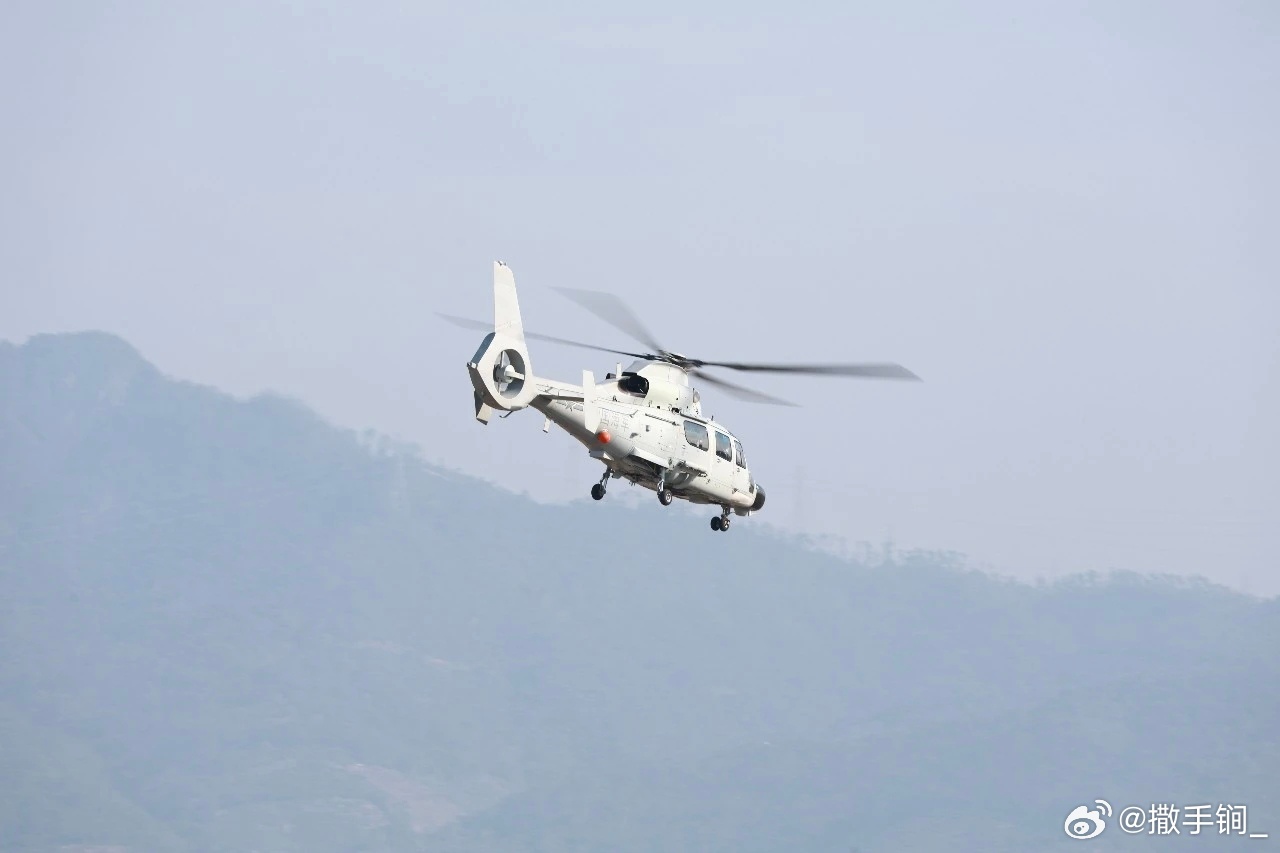 南航Z-9F、Z-9D与Z-8J近日开展多科目、高难度飞行训练 