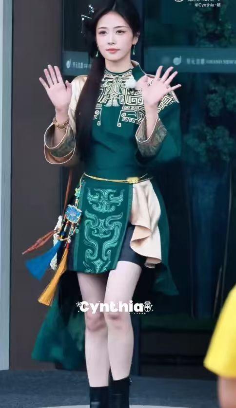 白鹿青铜纹古装造型 白鹿把青铜纹穿身上了 白鹿青铜纹古装造型，白鹿把青铜纹穿身上